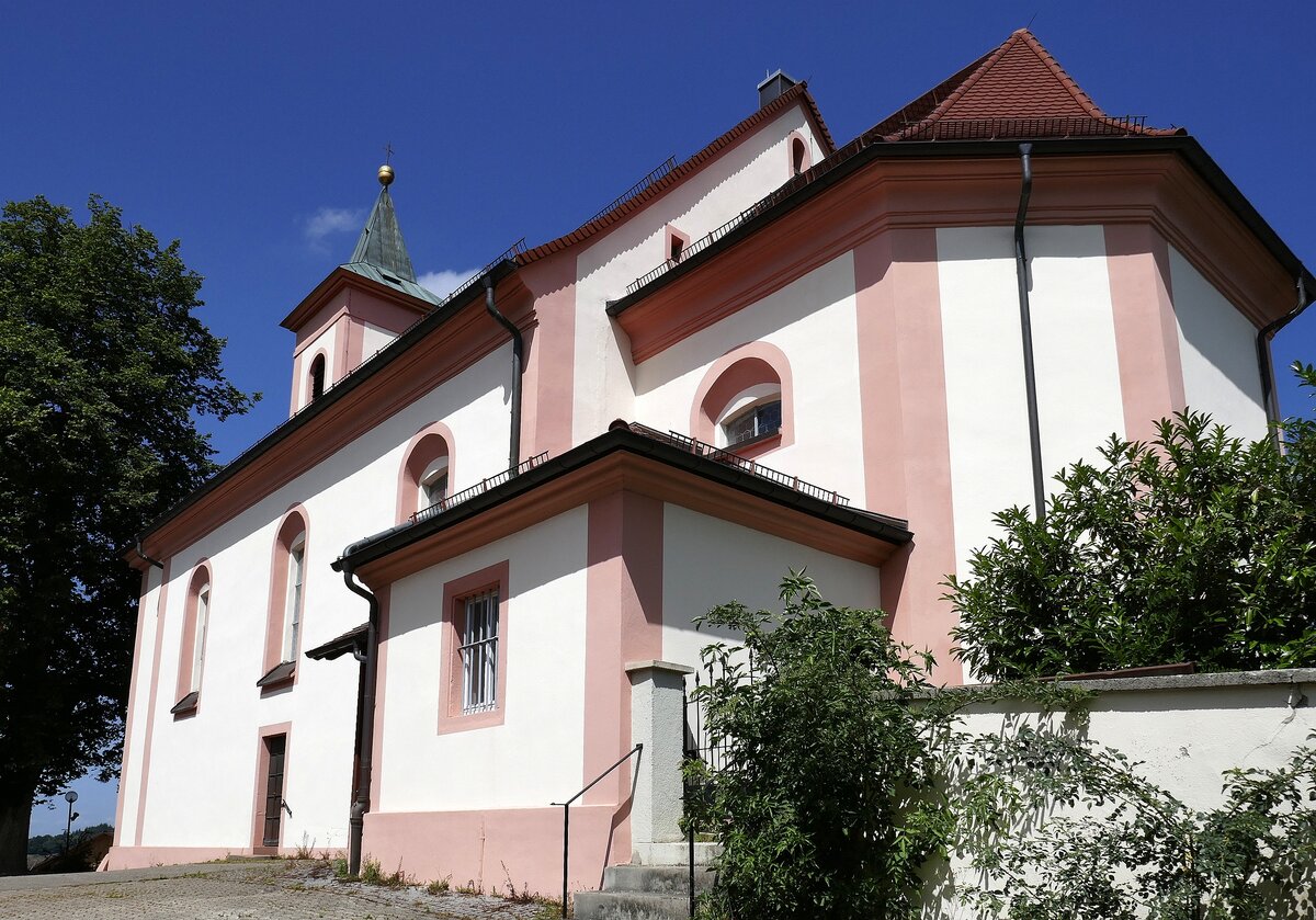 Horben, die katholische Pfarrkirche St.Agatha, erbaut 1792, Juni 2022