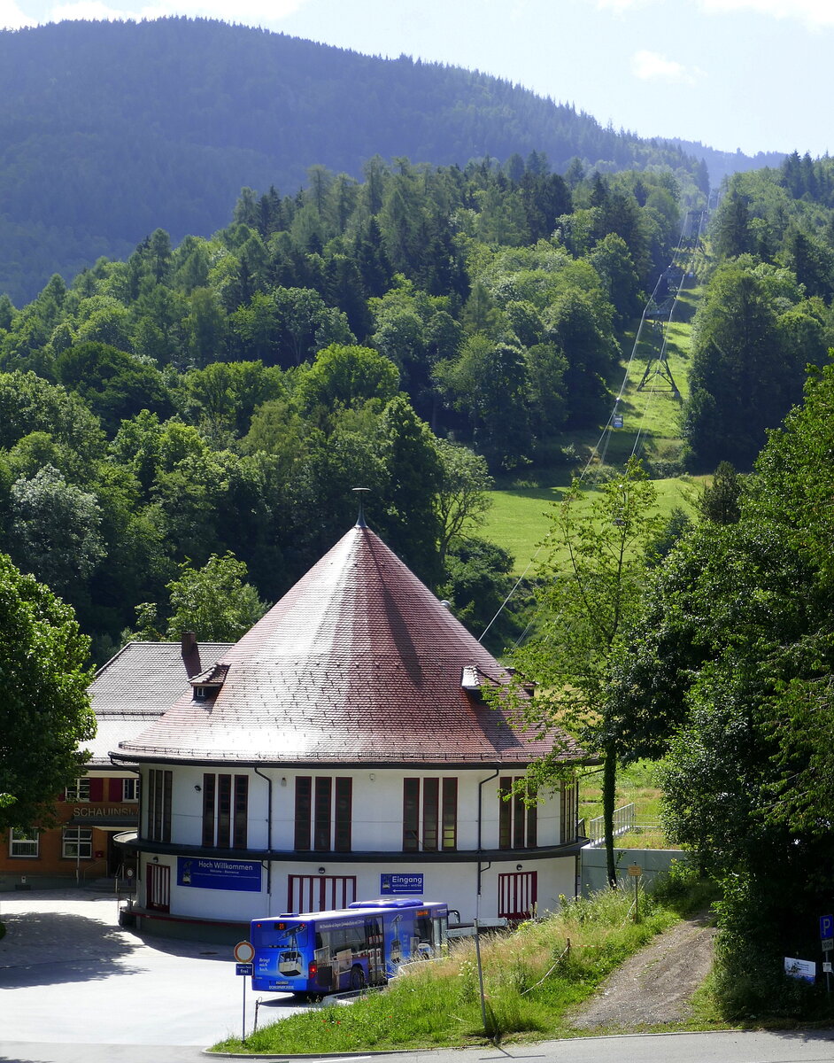 Horben, die Talstation der Schauinsland-Seilbahn befindet sich auf 473m, die Bergstation auf dem Schauinsland auf 1220m Hhe, erbaut 1930, Juni 2022