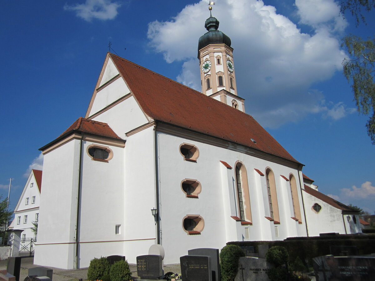 Horgau, Pfarrkirche St. Martin, Chor 15. Jahrhundert, Kirchturm erbaut 1620, Langhaus erbaut von 1675 bis 1680, verlngert von 1715 bis 1720 (23.04.2014)