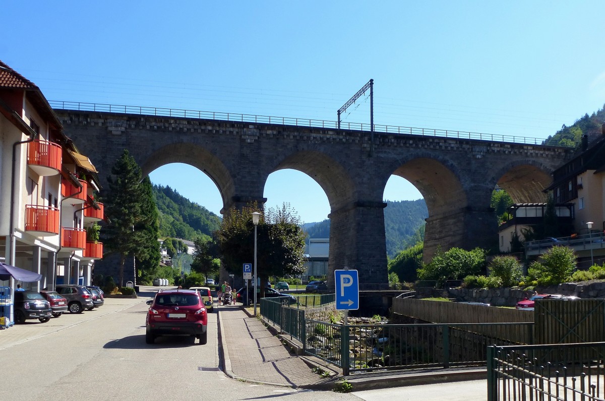 Hornberg, das einzige Viadukt der berhmten Schwarzwaldbahn steht hier in der Stadt, Aug,2015