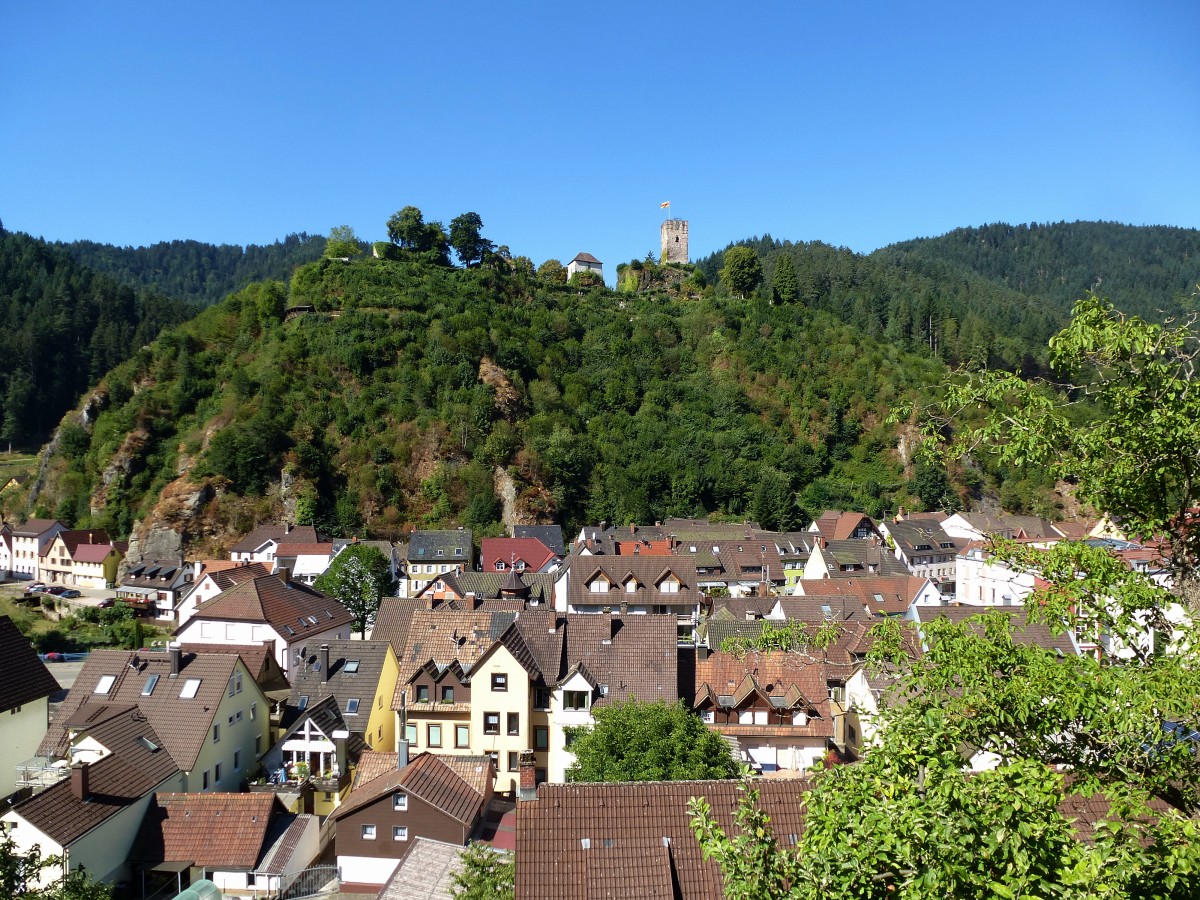 Hornberg im mittleren Schwarzwald, Blick vom hochgelegenen Bahnhof der Schwarzwaldbahn auf die Stadt und die Burgruine, Aug.2015