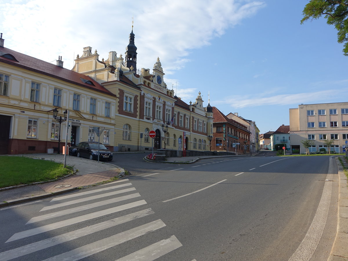 Horovice / Horschowitz, Rathaus von 1905 am Palackeho Namesti (27.06.2020)