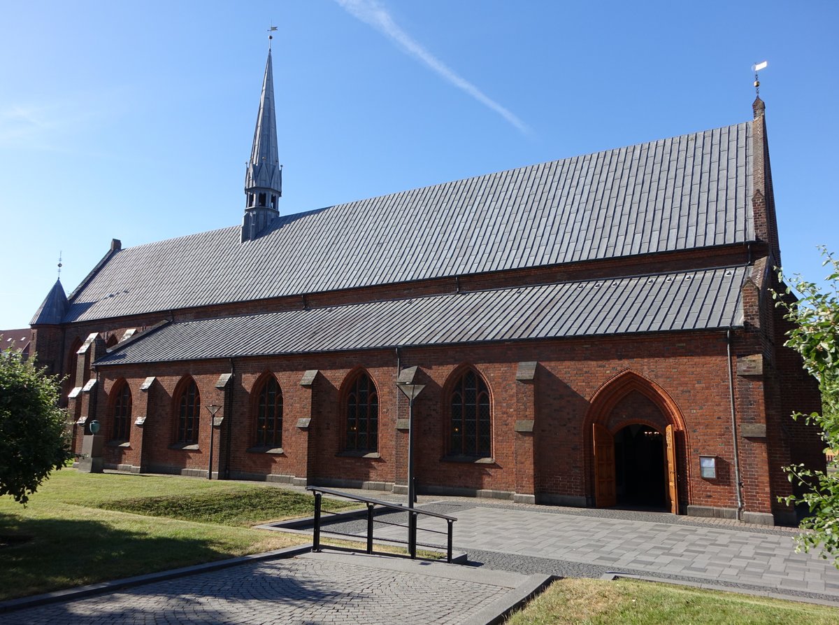 Horsens, Klosterkirche, erbaut von 1261 bis 1275 im gotischen Stil aus rot-braunen Ziegeln, seit 1532 Ev. Volkskirche (07.06.2018)