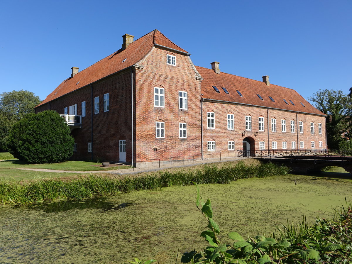 Horsens, Schloss Boller, an der Sdseite des Horsens Fjord gelegner Herrensitz, sptgotisch erbaut um 1550 (23.07.2019)