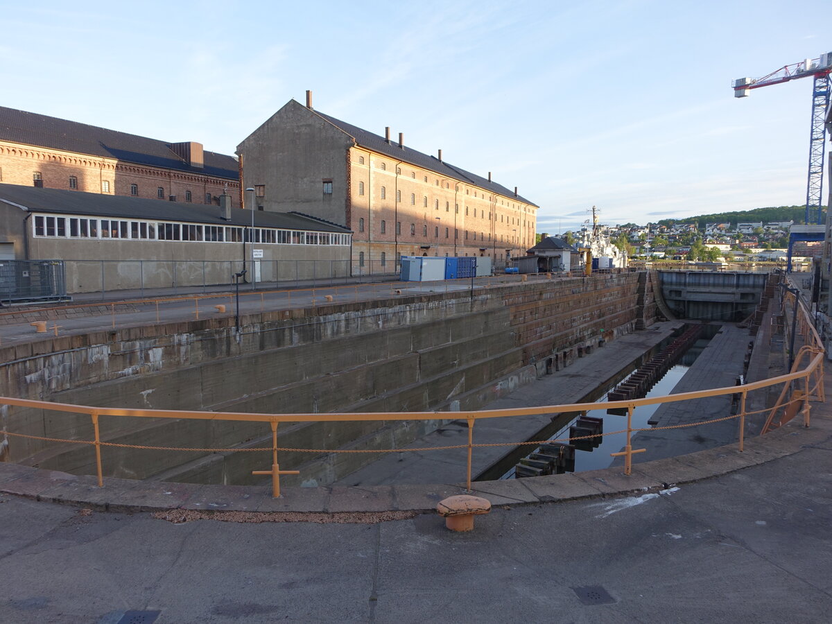 Horten, Trockendock der Kongsberg Werft, im Hintergrund das Marinemuseum (29.05.2023)