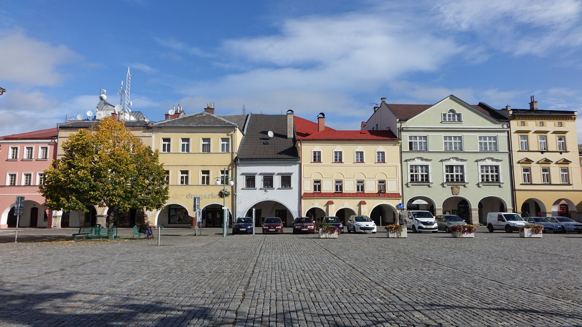Hostinne / Arnau, Häuser mit Laubengänge am Marktplatz (29.09.2019)