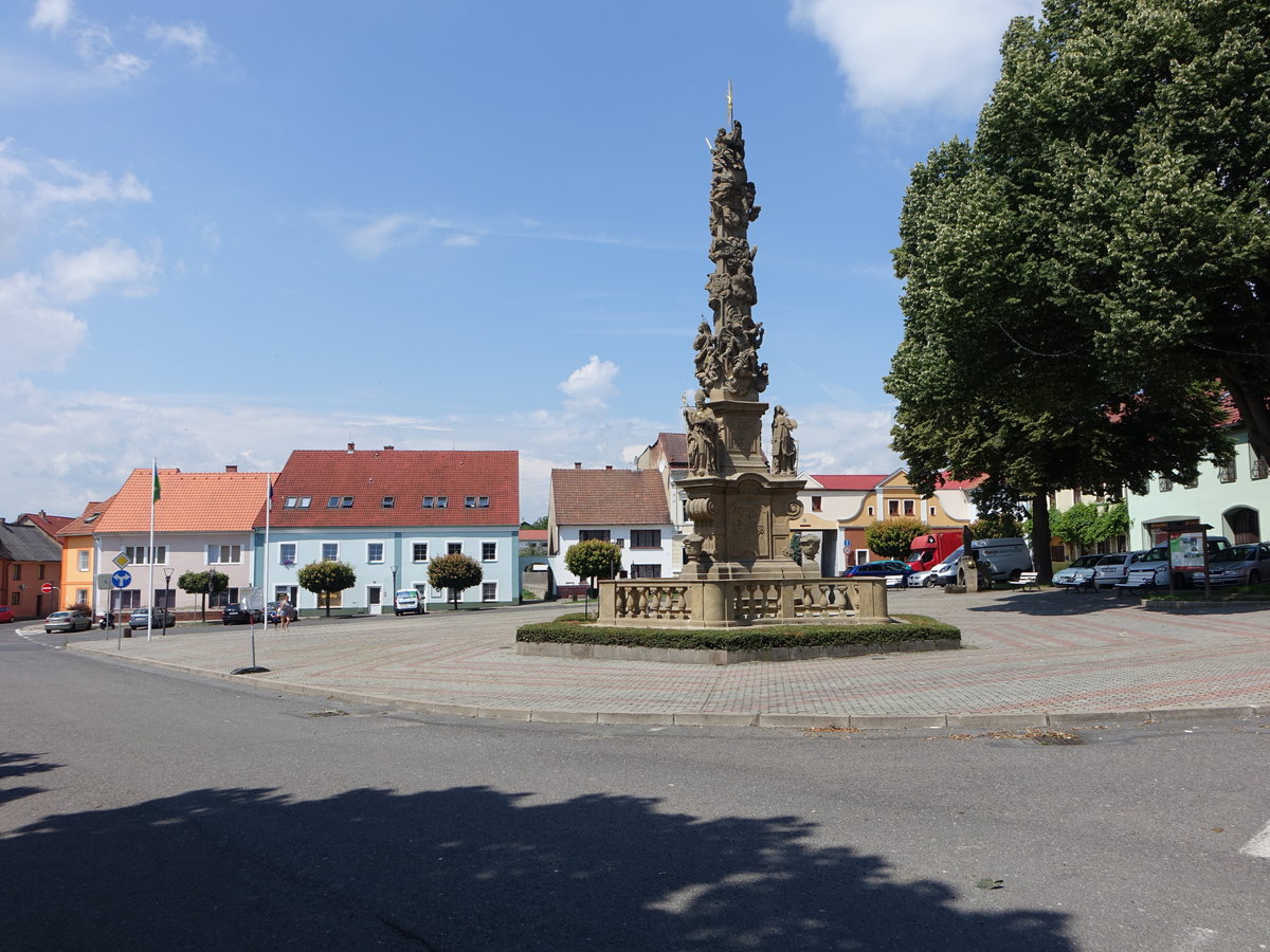 Hostka / Gastorf, Dreifaltigkeitsstatue am Hauptplatz, erbaut 1737 durch Mathias Tollinger aus Auschaer Sandstein (28.06.2020)