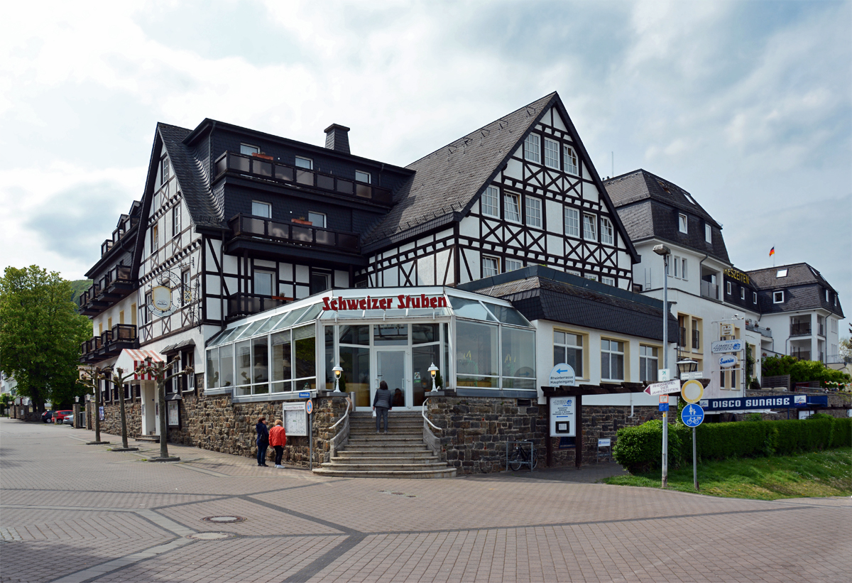 Hotel 4 Jahreszeiten mit Gaststtte  Schweizer Stuben  am Rheinufer in Bad Breisig - 02.05.2015