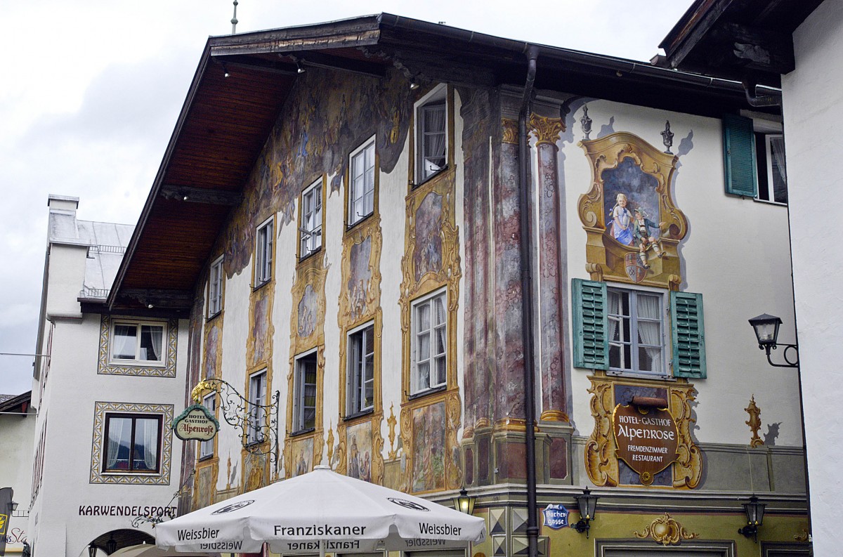 Hotel Alpenrose im oberbayrischen Mittenwald. Aufnahme: Juli 2008.