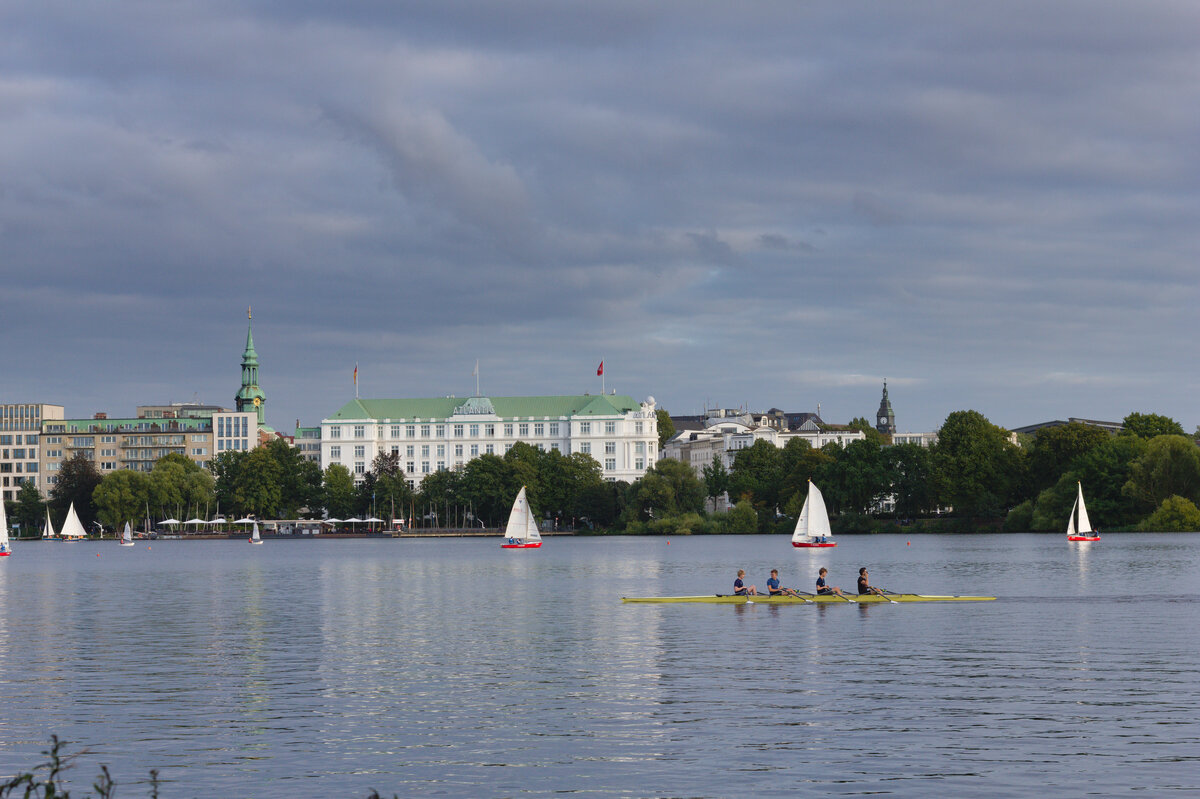 Hotel Atlantic mit Auenalster und Wassersportlern am 13.09.2021 in Hamburg. 