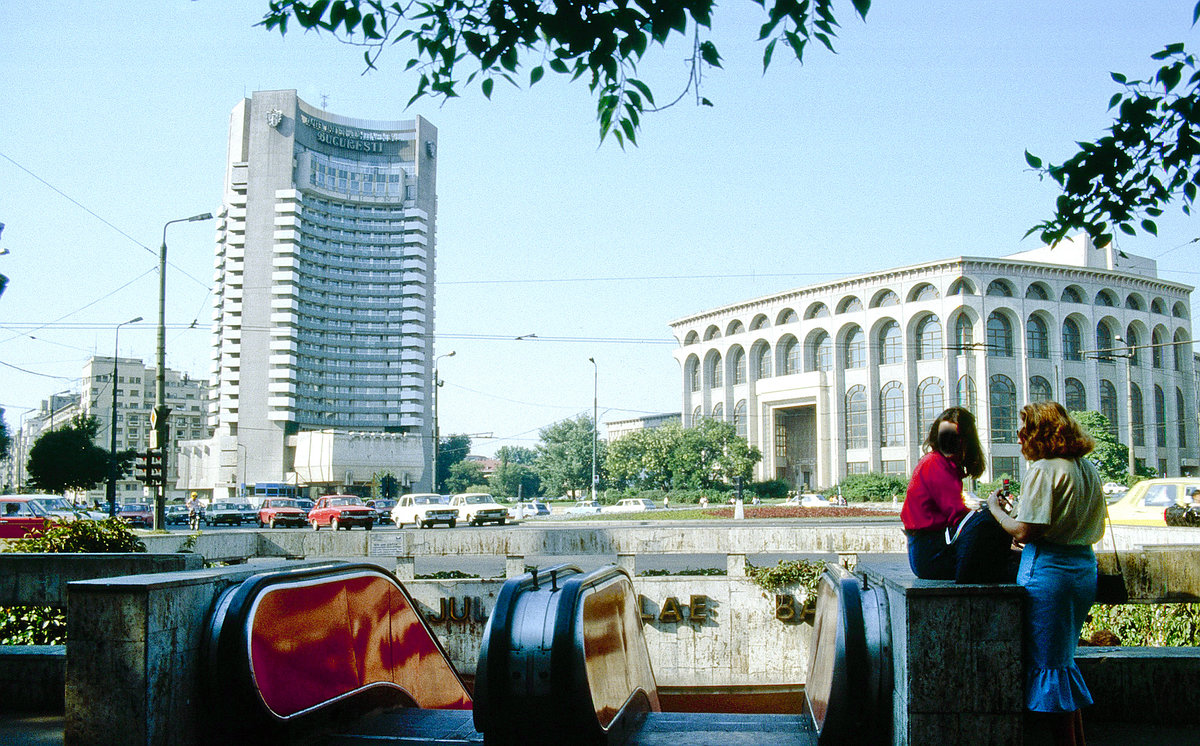 Hotel Intercontinental und das Nationaltheater in Bukarest. Bild vom Dia. Aufnahme: Juli 1990.