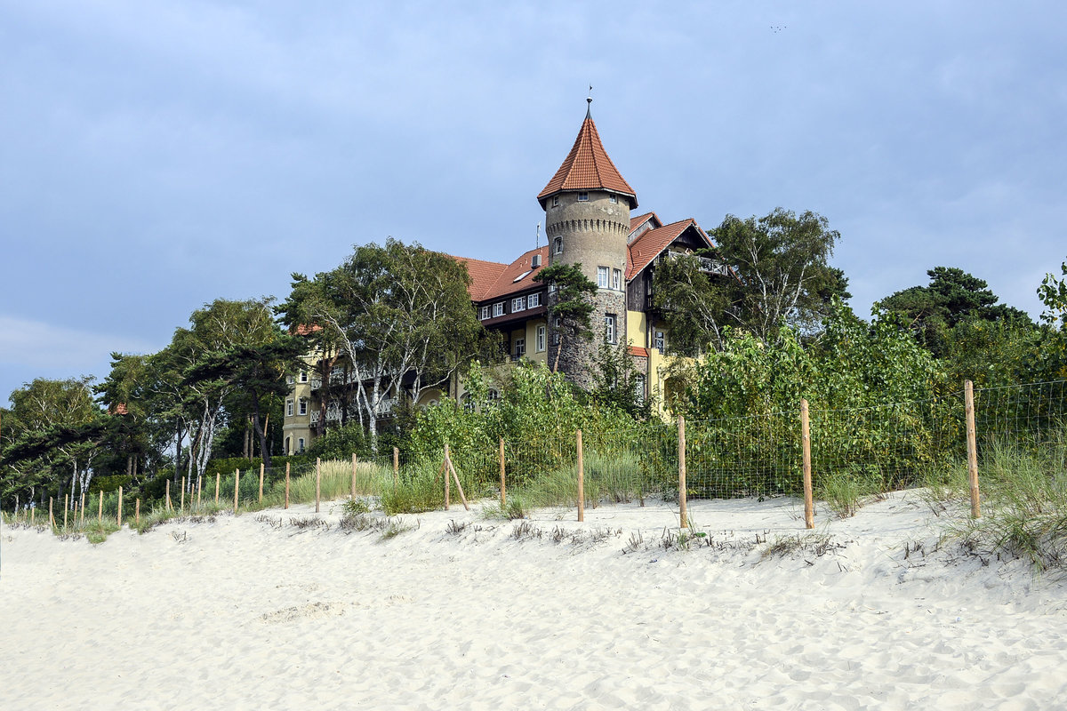 Hotel Neptun auf einer Ostseedne bei Leba in Hinterpommern (bis 1945 bekannt unter dem Namen Kurhaus Leba). Aufnahme: 17. August 2020.