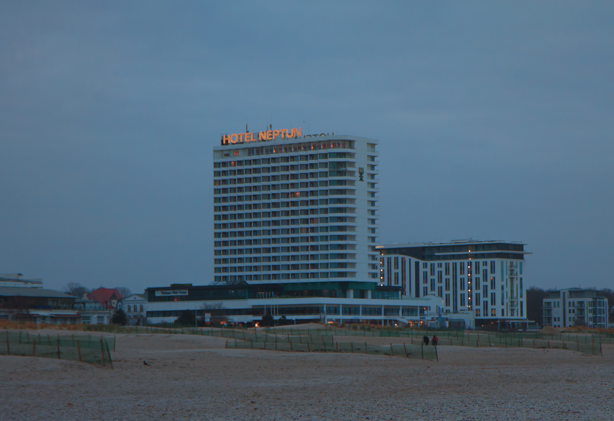 Hotel Neptun in Rostock-Warnemnde am Abend. - 15.01.2014