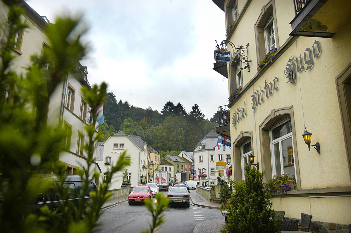 Hotel Victor Hugo und Rue Victor Hugom in Vianden. Zwischen 1862 und 1871 besuchte der berhmte franzsische Schriftsteller Victor Hugo fnfmal das Groherzogtum Luxemburg und verbrachte einige Zeit als politischer Flchtling in der Stadt Vianden. Das Haus, in dem Victor Hugo gelebt hat, ist seit 1935 als Museum eingerichtet. Aufnahme: August 2007.
