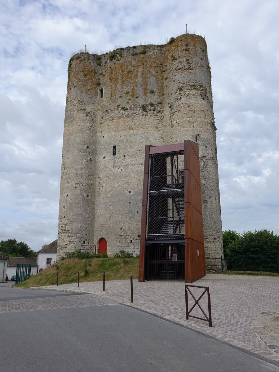 Houdan, der Donjon als Rest der alten Befestigungsanlagen, erbaut im 12. Jahrhundert (11.07.2016)