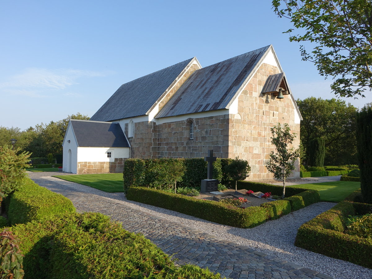 Hover, romanische Ev. Kirche, erbaut im 12. Jahrhundert aus Granitquadern, Westgiebel von 1771 (26.07.2019)