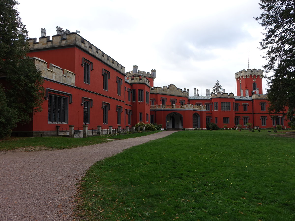 Hradec / Brgles, Schloss Hrdek u Nechanic, erbaut von 1839 bis 1857 vom Wiener Architekten Karl Fischer fr Franz de Paula Ernst Graf Harrach (30.09.2019)