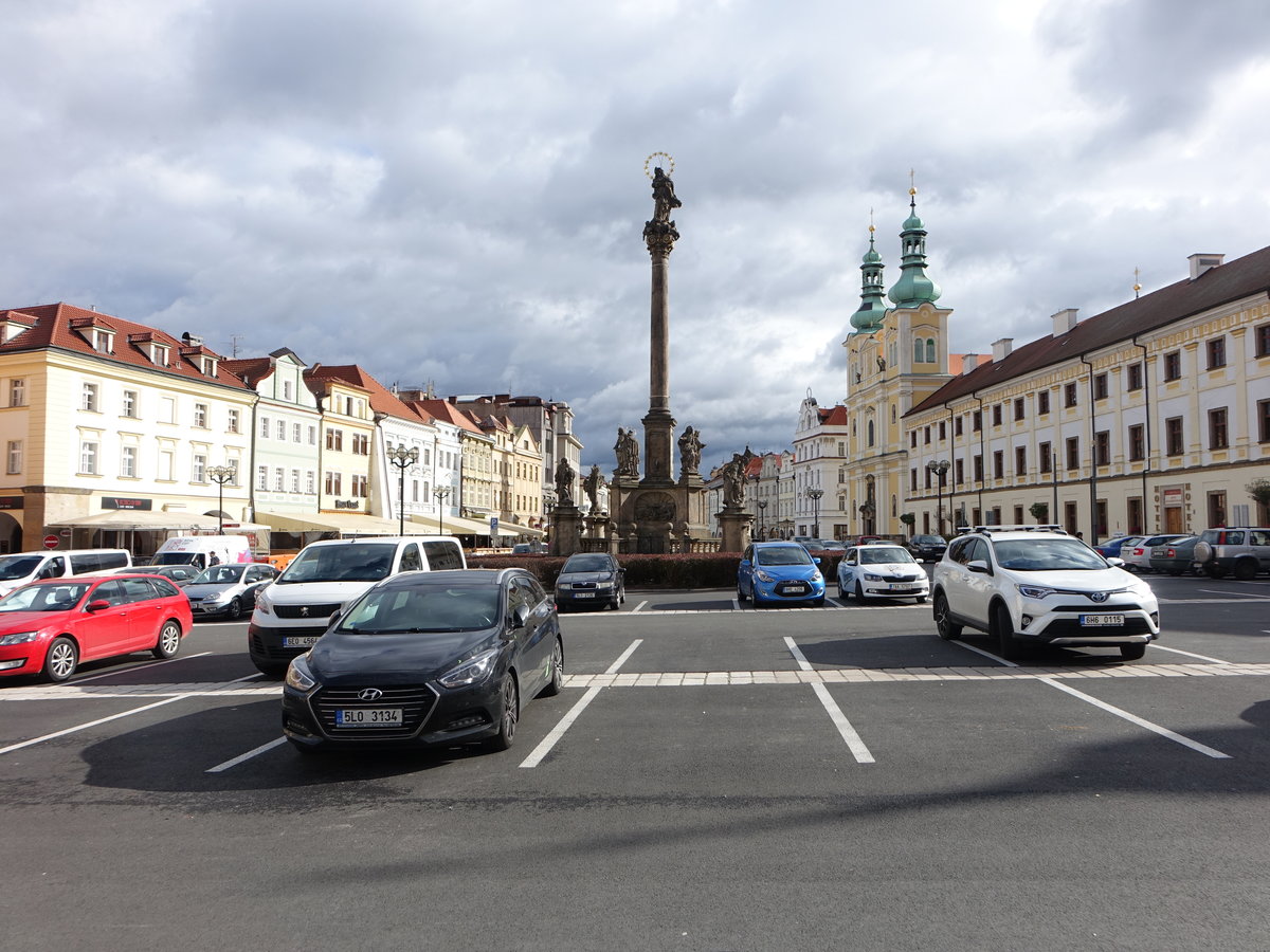 Hradec Kralove / Kniggrtz, Velke Namesti mit Jesuitenkirche St. Marien, erbaut von 1654 bis 1666 von Carlo Lurago (30.09.2019)