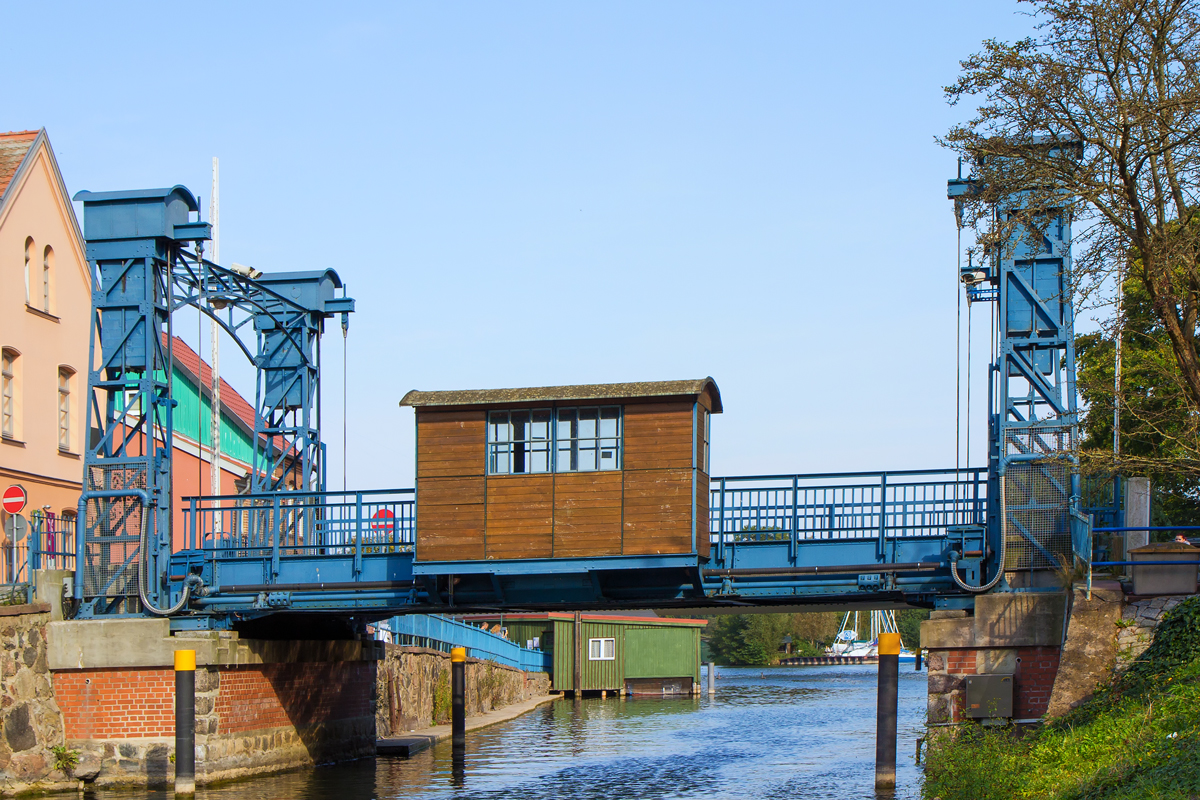 Hubbrücke in Plau am See über die Elde. - 25.09.2014
