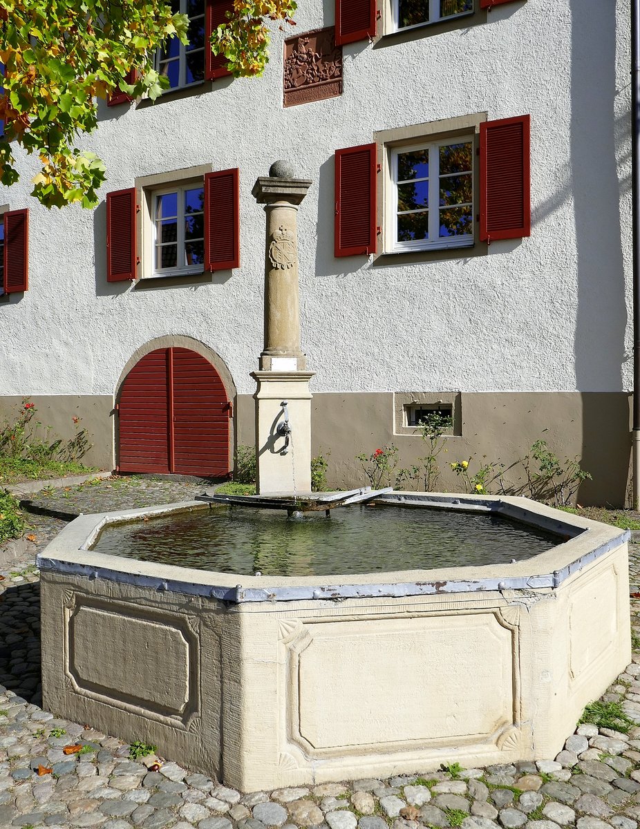 Hgelheim im Markgrflerland, der historische Pfarrbrunnen von 1791, Okt.2019