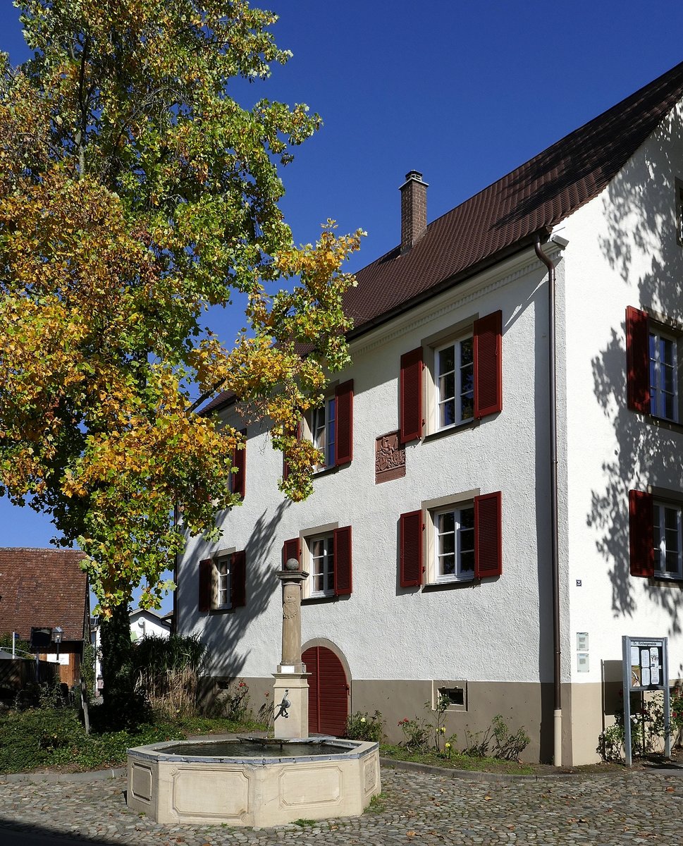Hgelheim im Markgrflerland, das Pfarrhaus von 1549 mit dem Pfarrbrunnen von 1791, Okt.2019