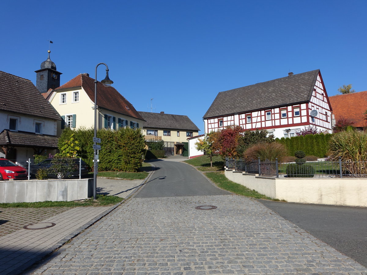 Hll, evangelische Kirche und Fachwerkhaus am Kirchberg (13.10.2018)