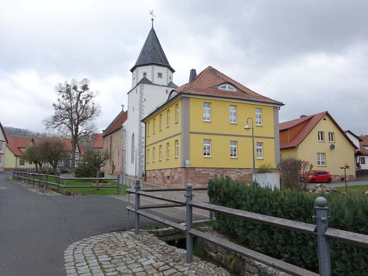 Hmpfershausen, evangelische Kirche und Pfarrhaus in der Dorfstrae, erbaut 1603 (15.04.2022)