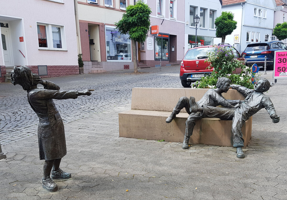 Hnfelder Kinder aus dem Jahr 2007 vom Bildhauer Rainer Landgraf aus Fulda. Gestiftet von der Gemeinntzigen Kulturstiftung von Dr. Hans und Hildegard Medler. 07-2023