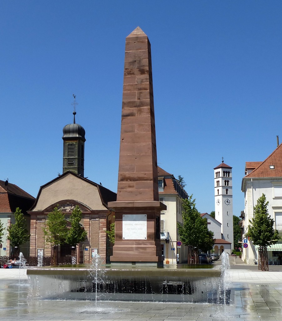 Hningen (Huningue), das Denkmal fr den korsischen General Abbatucci(1771-1796) der Kommandant der Festung Hningen war, links die Garnisonskirche, rechts die Christknigkirche, Juli 2015