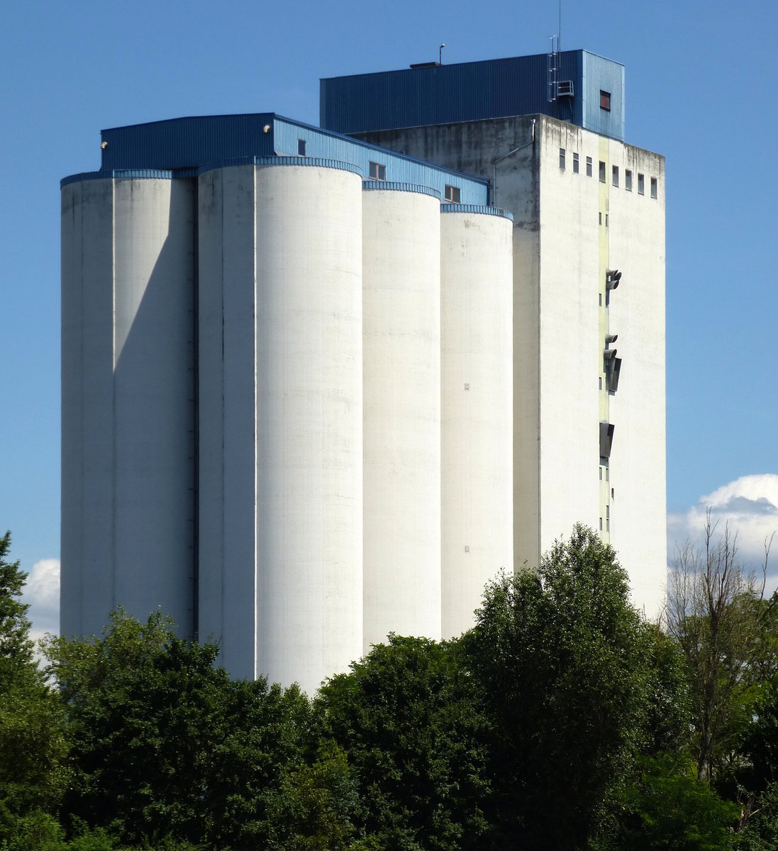 Hningen (Huningue), Siloanlagen am Rheinhafen, Juli 2016