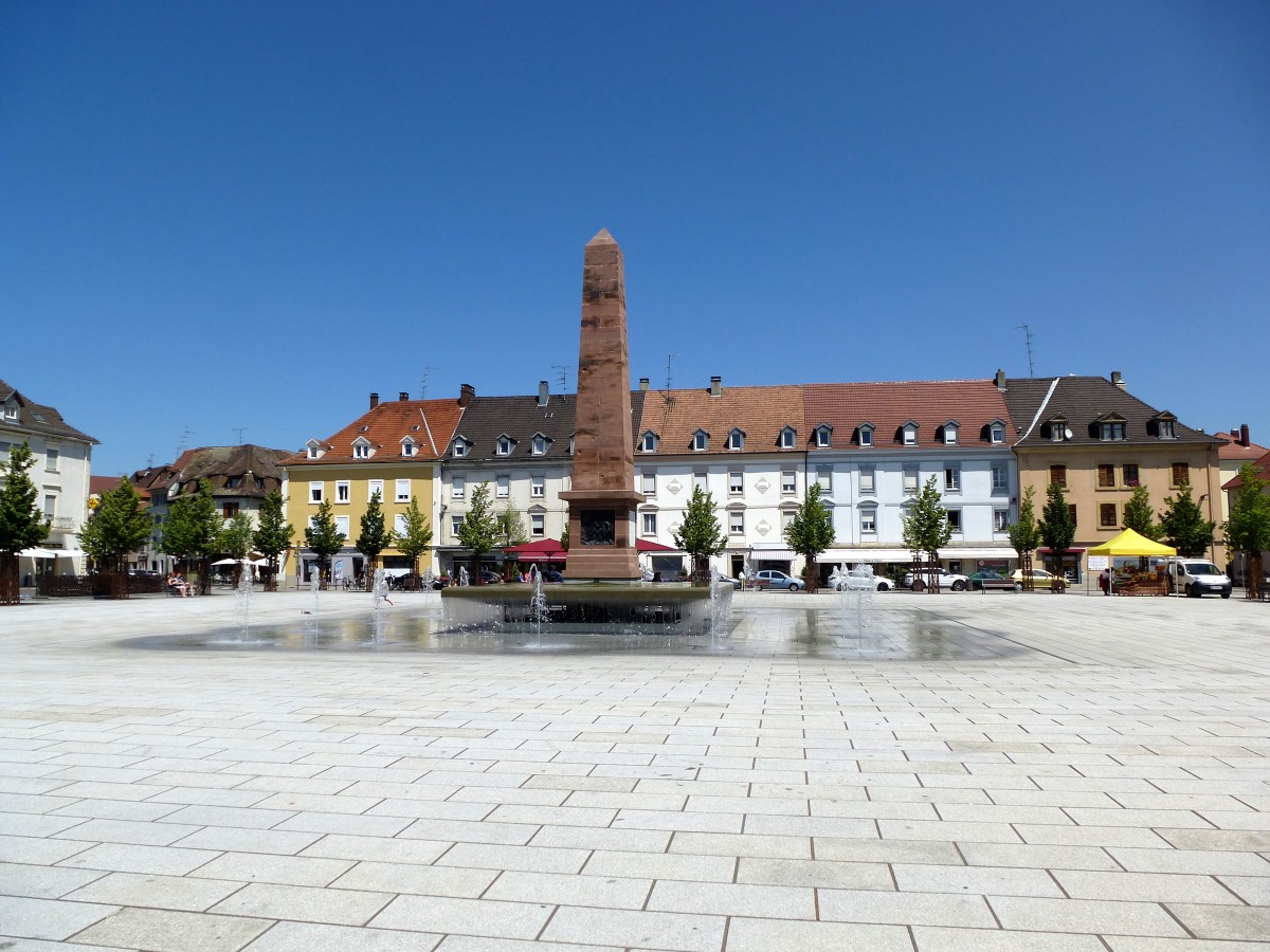 Hningen (Huningue) im Sdelsa, der neu gestaltete Platz Abbatucci im Stadtzentrum, von Sden gesehen, Juli 2015 