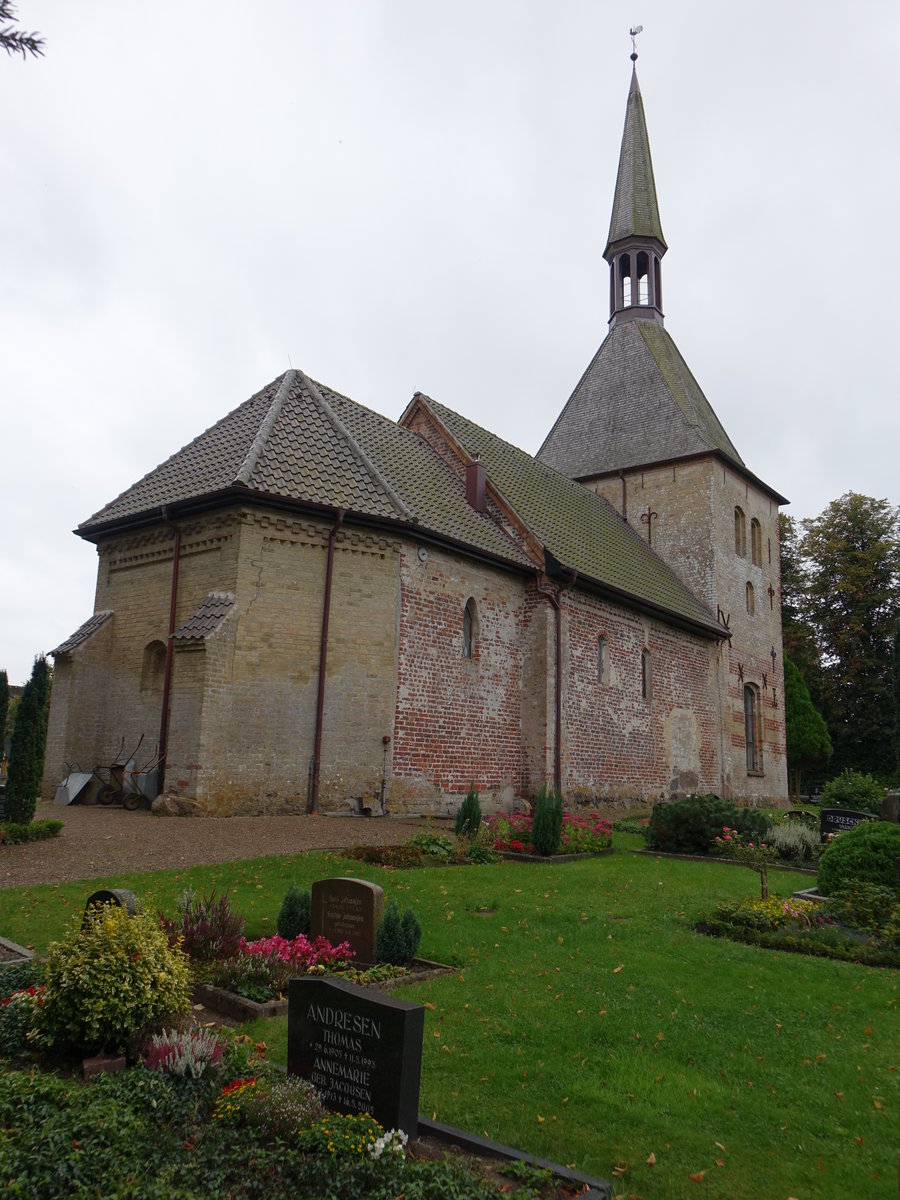 Hrup, evangelische St. Marien Kirche, sptromanische Backsteinkirche, erbaut im 13. Jahrhundert, Westturm 16. Jahrhundert (25.09.2020)