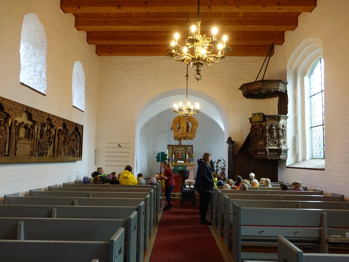 Hrup, Innenraum der evangelischen St. Marien Kirche, Relief von 1265 an der Nordwand, kleiner Schnitzaltar aus dem 15. Jahrhundert, barocke Kanzel von 1698 (25.09.2020)