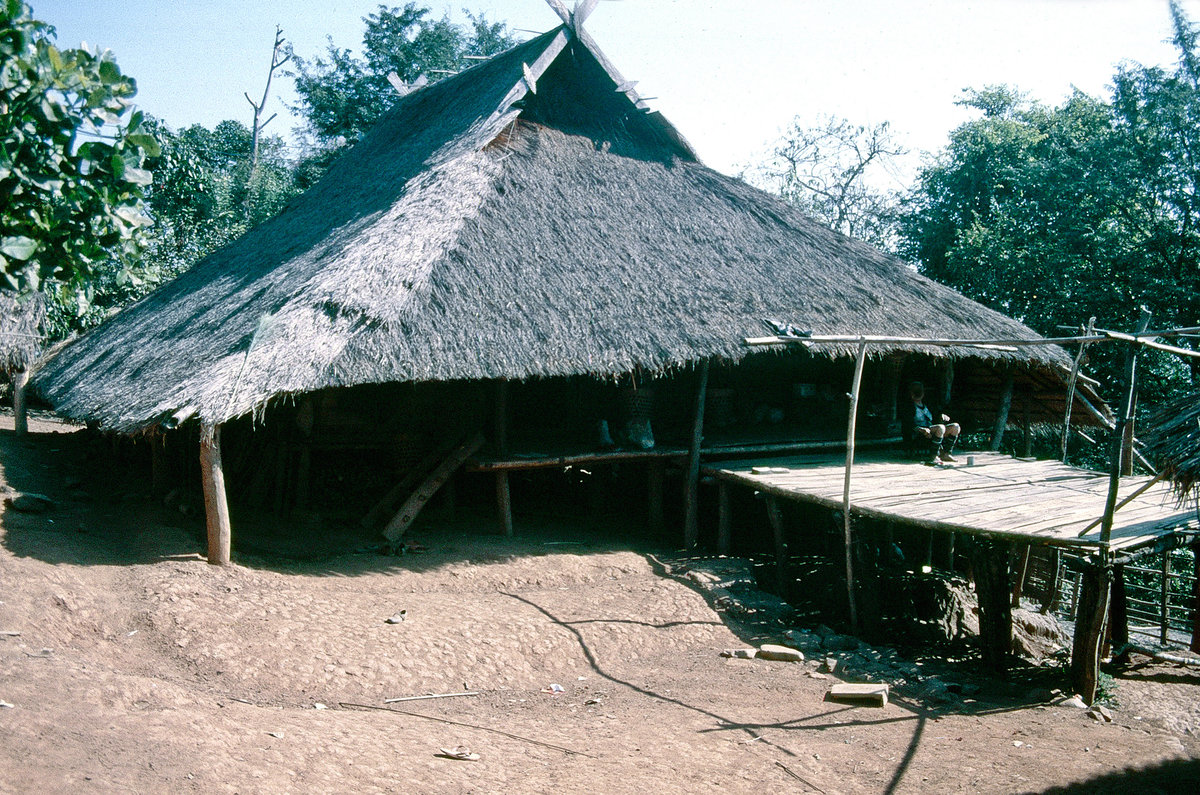 Hütte in Fang om Norden Thailands. Bild vom Dia. Aufnahme: Februar 1989.