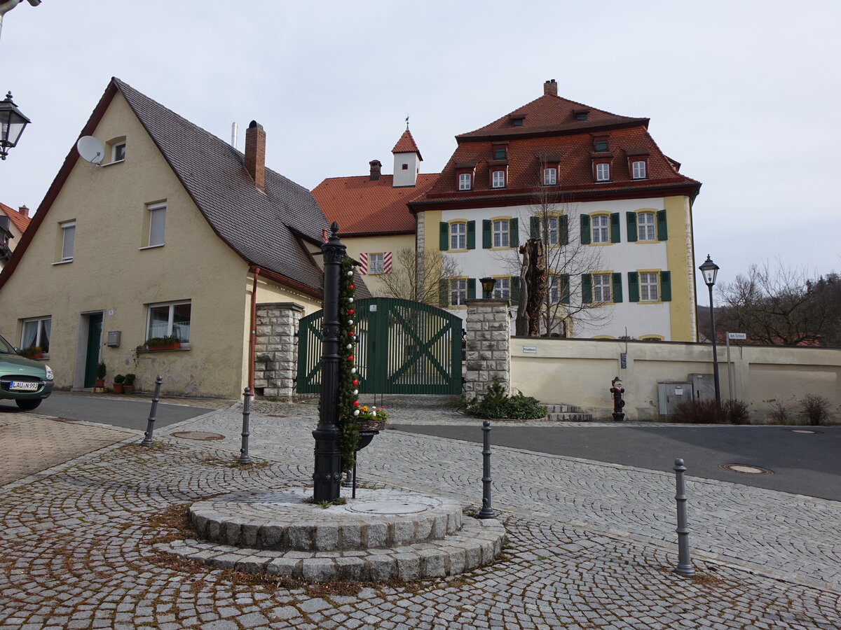 Httenbach, Schloss, dreigeschossiger Rechteckbau mit abgewalmtem Satteldach, erbaut 1493, Umbauten 1568 und 1766 (27.03.2016)