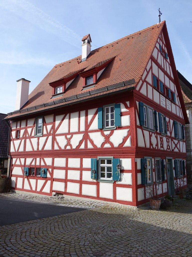 Httenheim, zweigeschossiger giebelstndiger Sichtfachwerkbau mit Satteldach, erbaut im 17. Jahrhundert (08.03.2015)