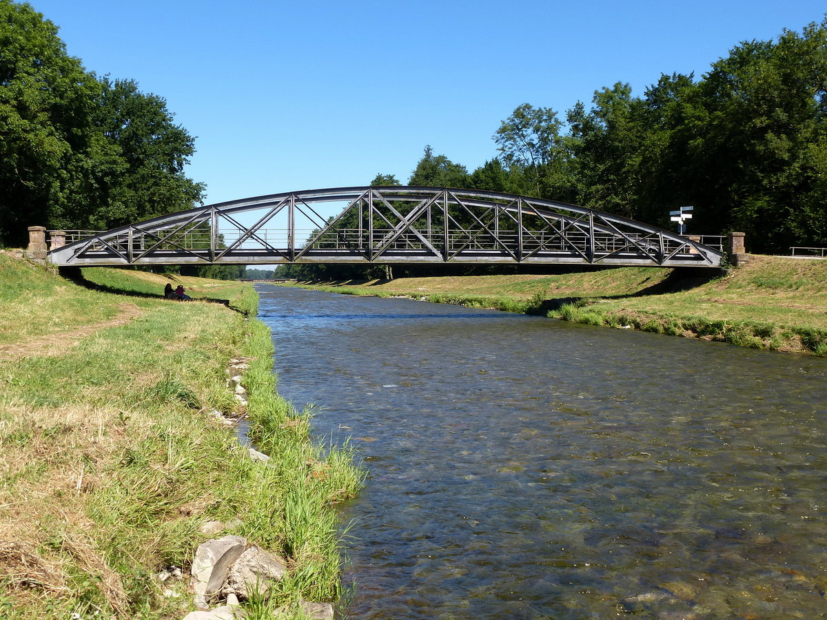 Hugstetten, am Ortsrand berspannt diese Stahlbogenbrcke die Dreisam, Aug.2013