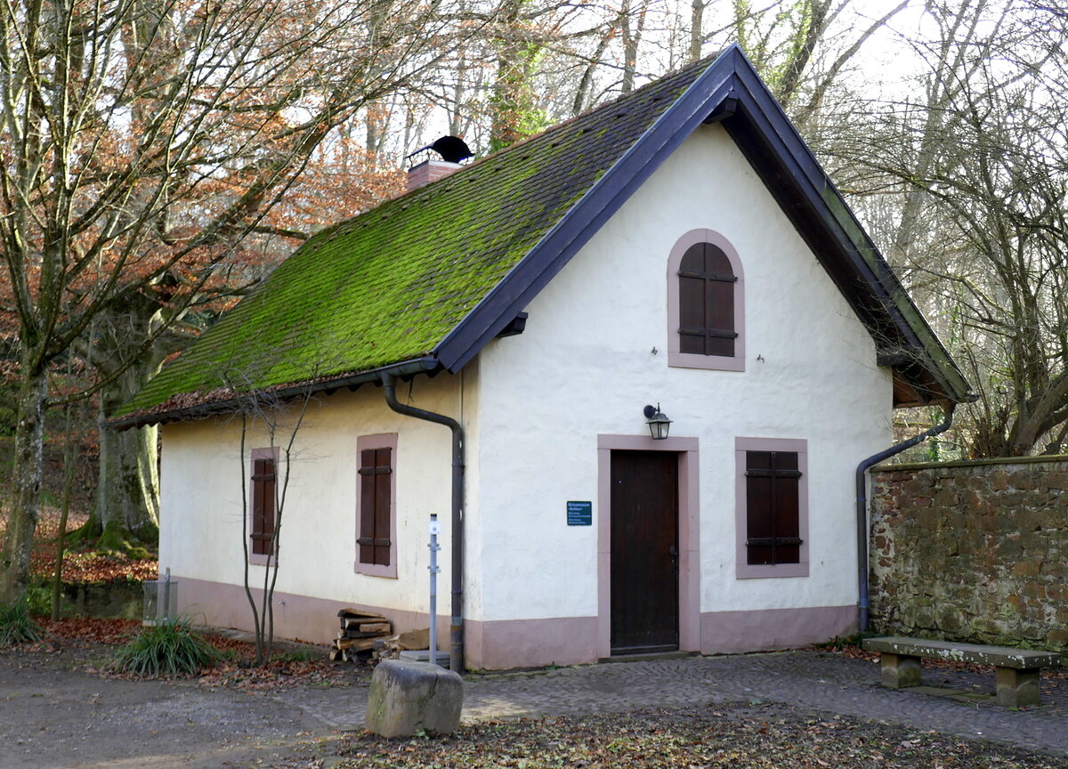 Hugstetten, das Backhaus, Teil des Heimatmuseums, war ursprnglich das Waschhaus des Schloes, Dez.2022