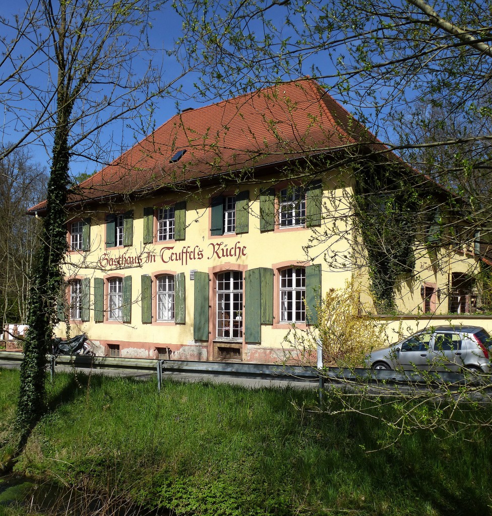 Hugstetten, das Gasthaus  In Teuffels Kche , April 2015