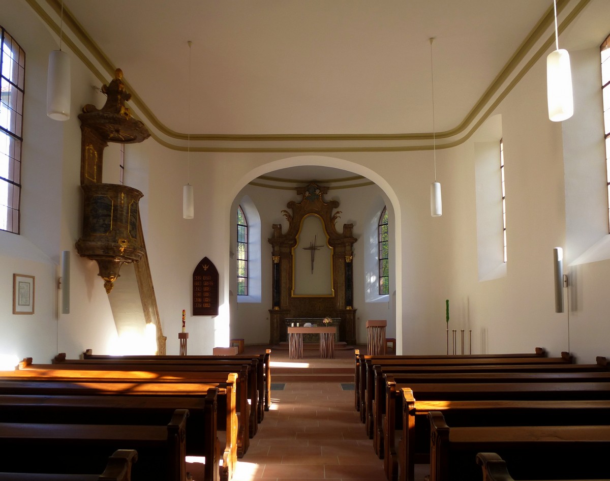 Hugstetten, der Innenraum der Martin-Luther-Kirche, Blick zum Altar, Okt.2014