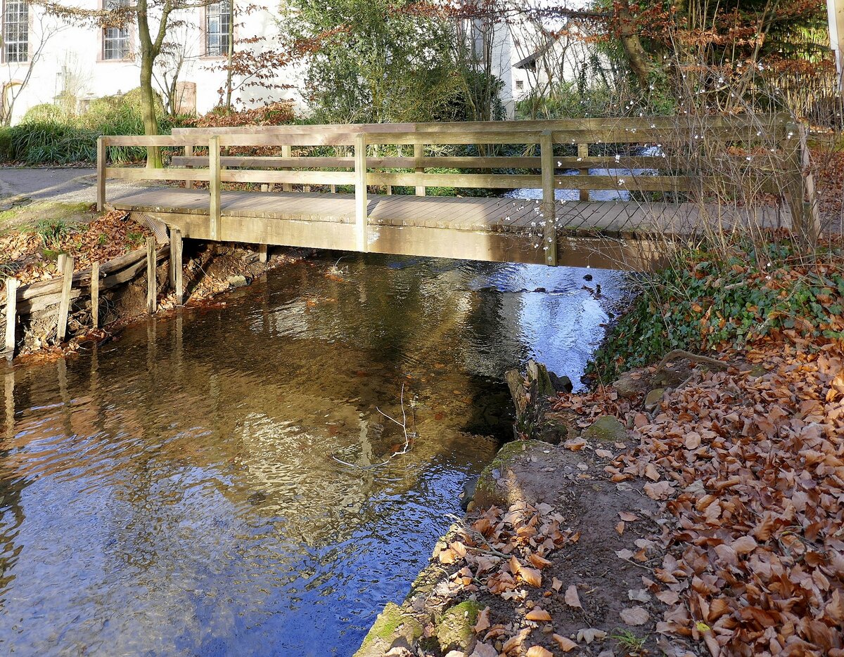 Hugstetten, kleiner Holzsteg ber den Mhlbach, fhrt vom Kirchplatz in den ehemaligen Englischen Garten, Dez.2022