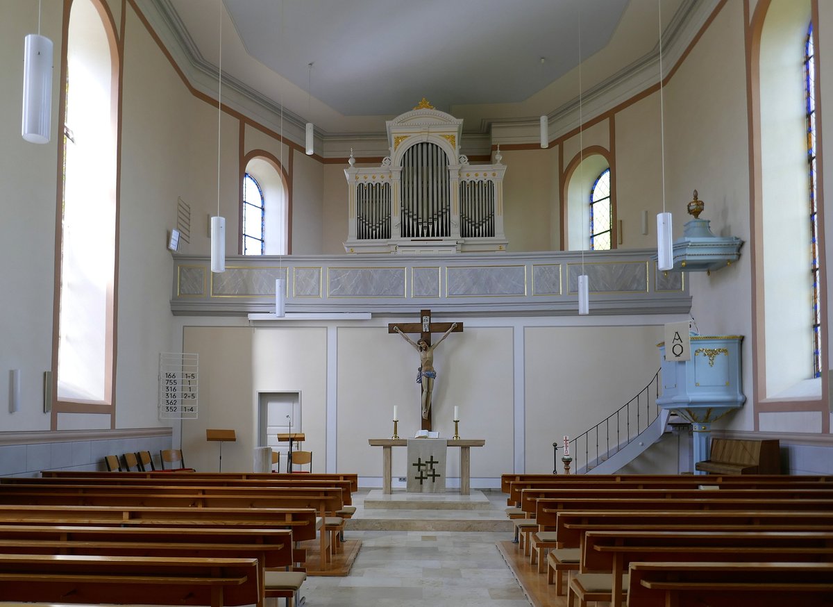 Hugsweier, Blick zum Altar und zur Chororgel in der evangelischen Kirche, April 2020