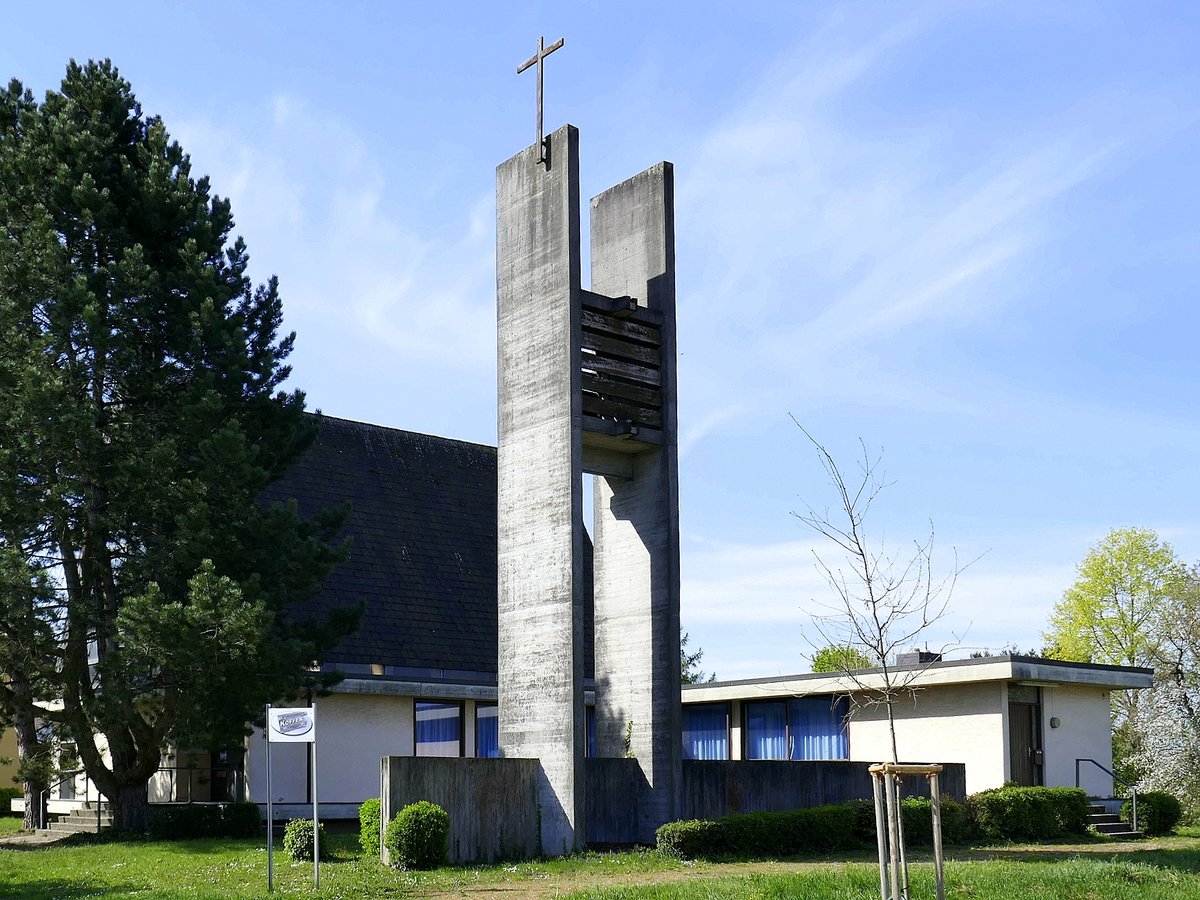 Hugsweier in der Ortenau, die katholische Kirche St.Martin am Ortsrand, April 2020