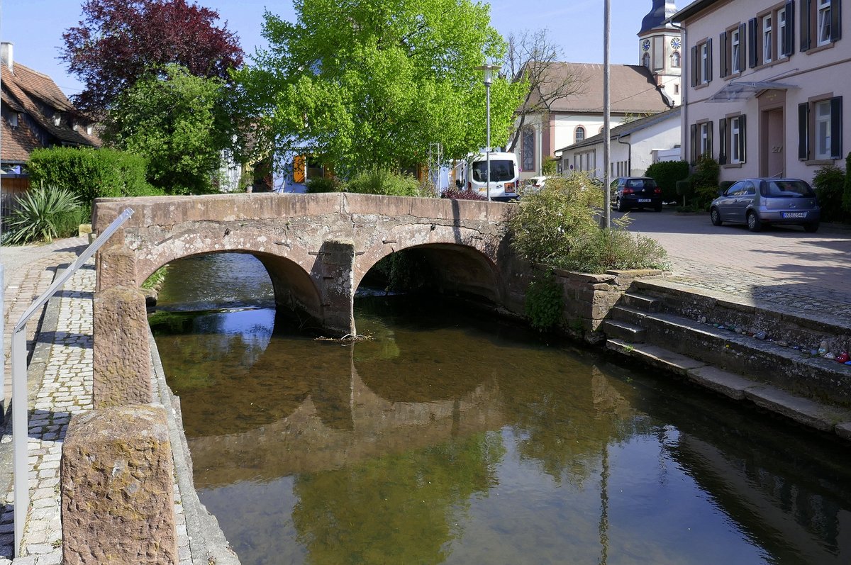 Hugsweier, die Schulbrcke ber die Neue Schutter, rechts das Schulhaus von 1870, April 2020