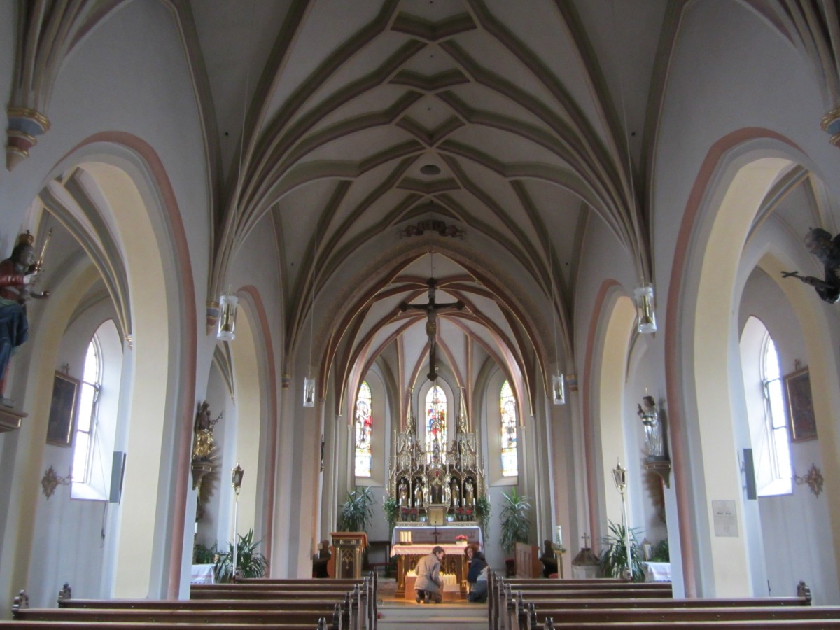 Huldsessen, St. Martin Kirche, Chor und Langhaus mit Netzrippengewlbe, neugotsiche Ausstattung von 1875 (02.02.2013)