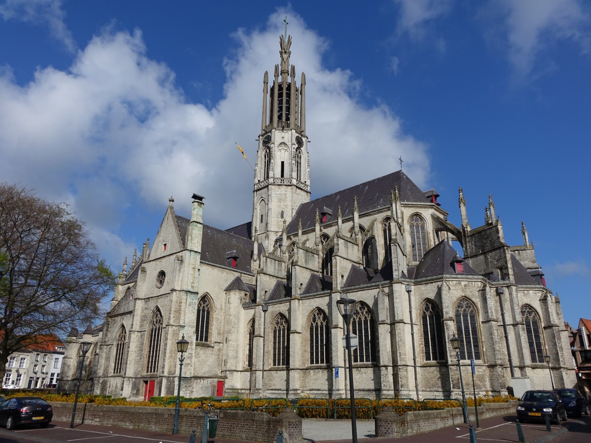 Hulst, gotische St. Willibrordus Kirche, erbaut von 1481 bis 1535, Vierungsturm von 1957 (30.04.2015) 