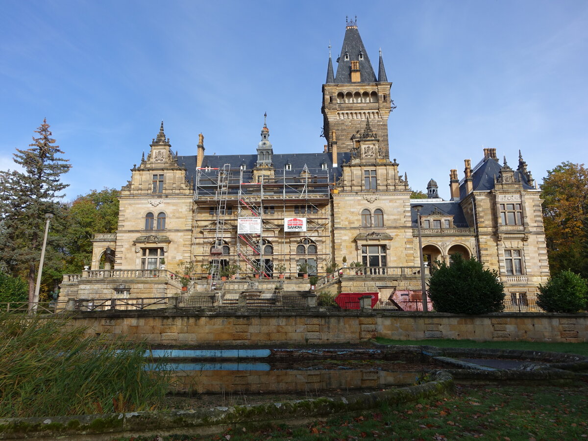 Hummelshain, Neues Schloss, erbaut von 1880 bis 1885 als Jagd- und Residenzschloss der Herzge von Sachsen-Altenburg, Architekten Ernst von Ihne und Paul Stegmller (22.10.2022)