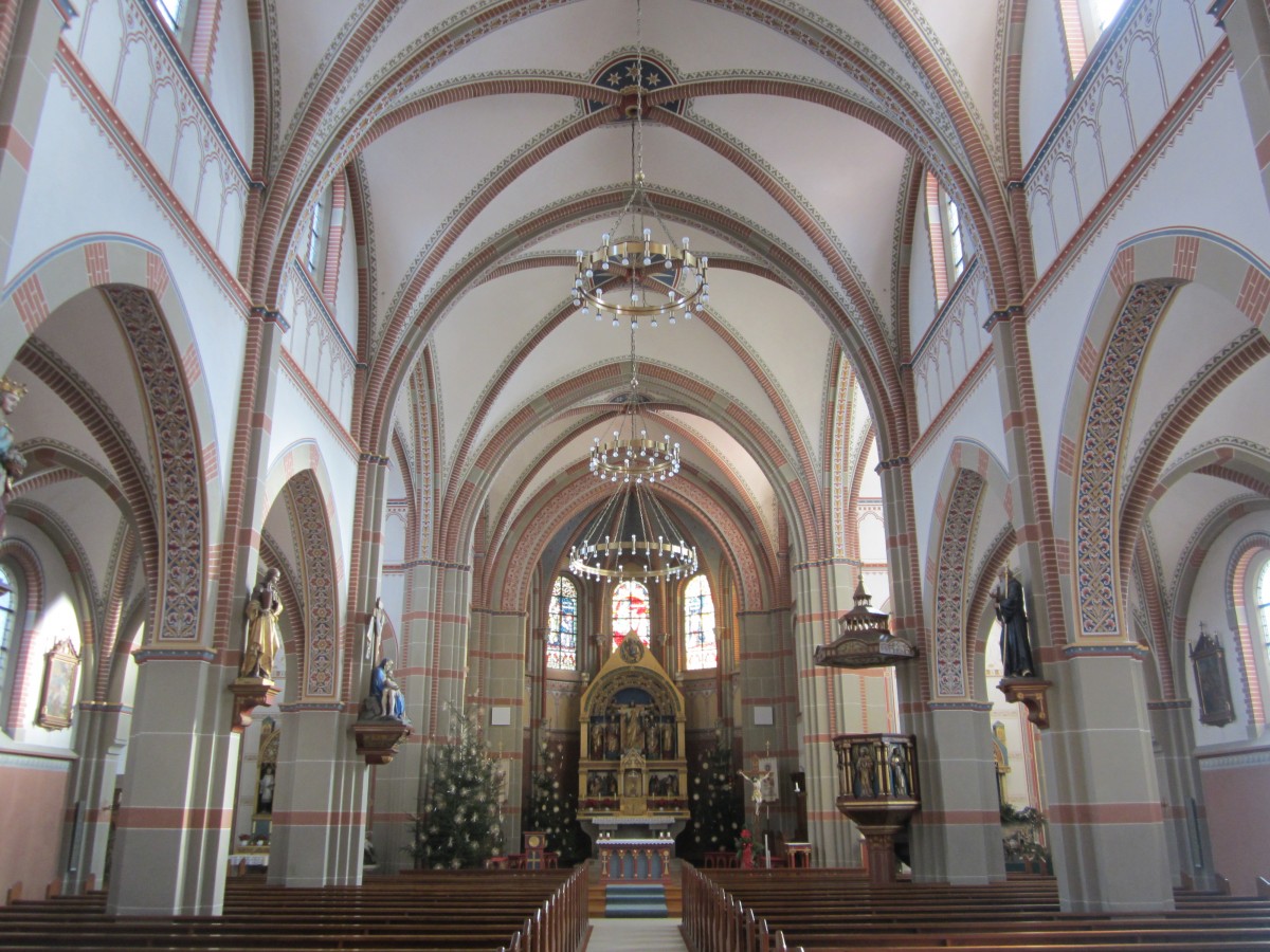 Hundersingen, neugotischer Innenraum der Kirche St. Martin, Altre von Schnell, 
Chorfenster von Fritz Geiges (26.01.2014)