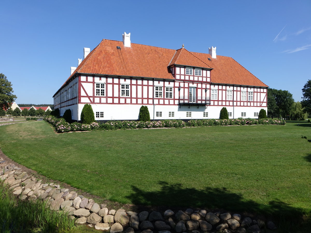 Hundslund, Herrensitz Aakaer, dreiflgeliger Herrensitz aus Fachwerk, erbaut im 17. Jahrhundert (24.07.2019)