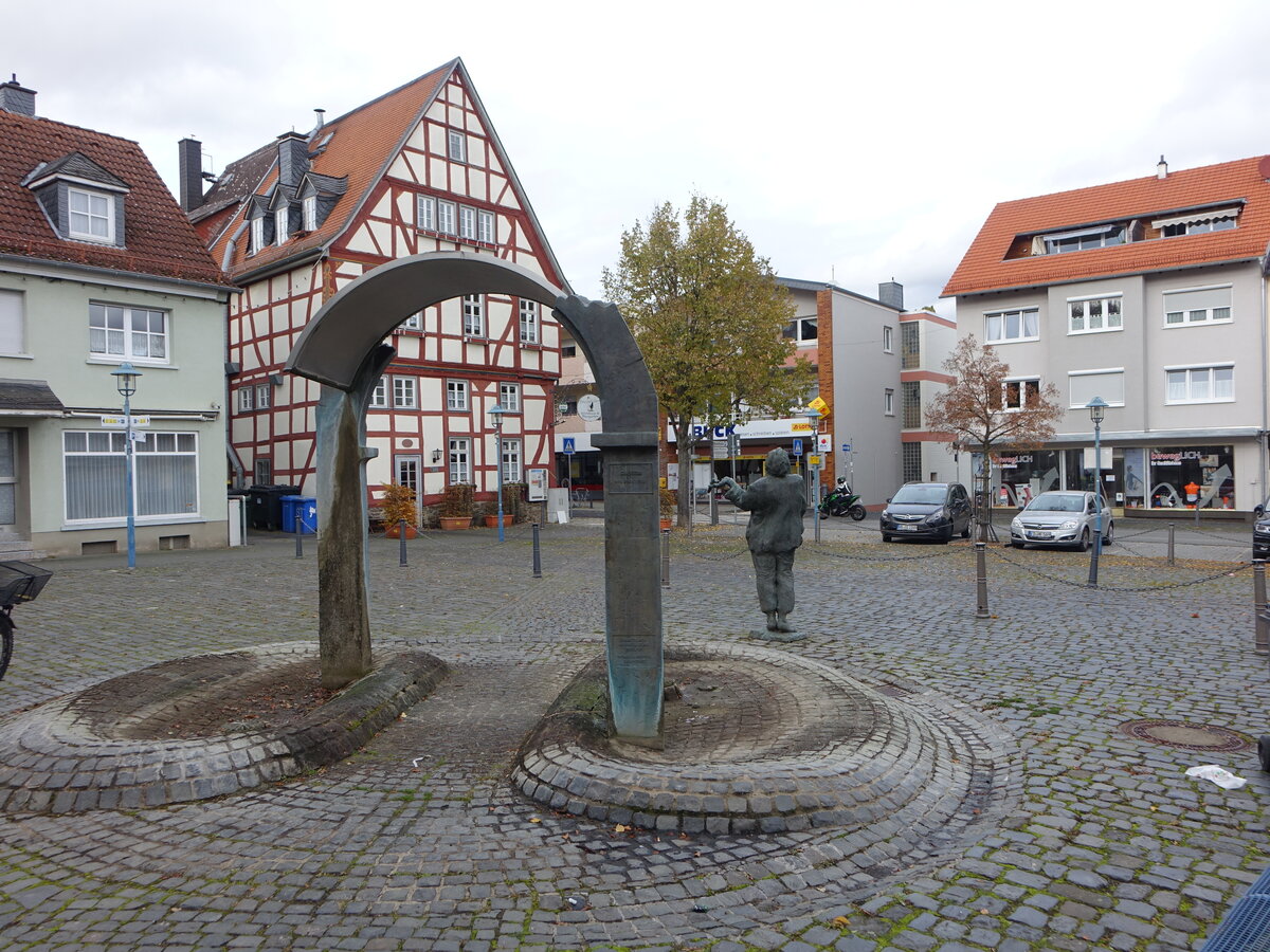 Hungen, Brunnen am Marktplatz, erbaut von dem Darmstdter Knstler Thomas Burhenne, symbolisiert die beiden nicht
mehr vorhandenen Stadttore (31.10.2021)